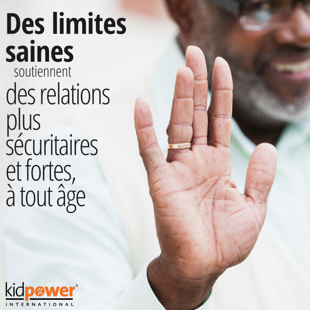 Homme âgé souriant pose une limite avec la main ouverte. Texte écrit : "Des limites saines soutiennent des relations plus sécuritaires et fortes, à tout âge."